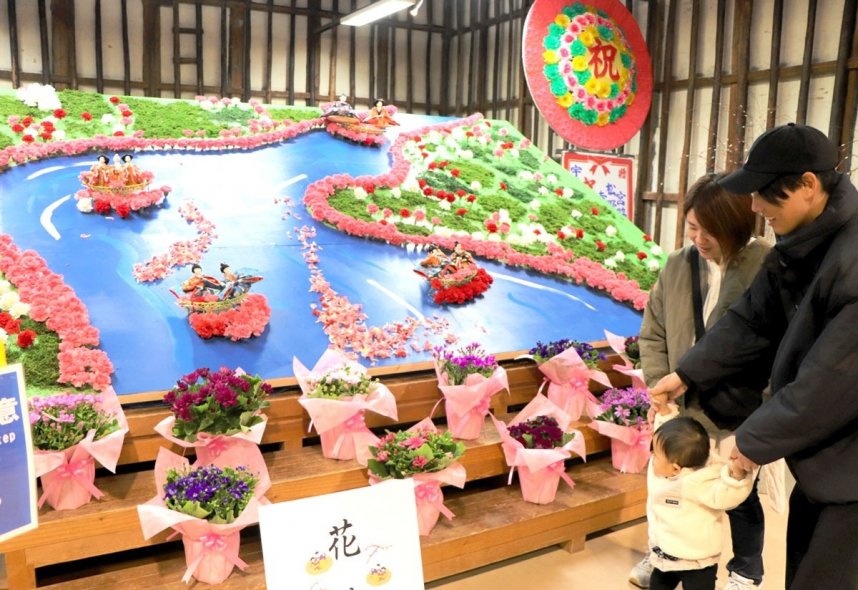 ひな人形が川下りを楽しむ様子を表現した展示作品＝香川県綾歌郡宇多津町、こめっせ宇多津