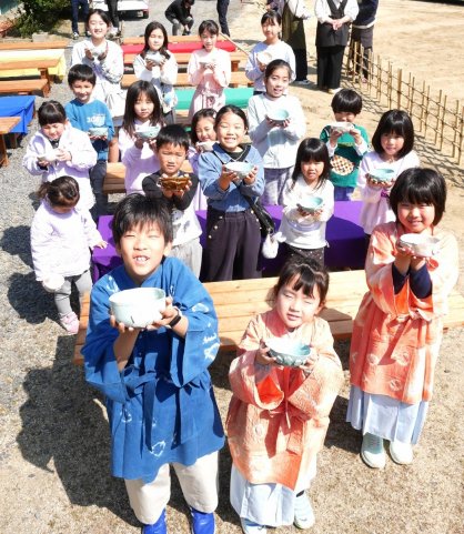 お接待茶屋用に制作した茶器を持つ坂出親子おてつ隊の子どもたち＝香川県坂出市番の州町、旧瀬居中
