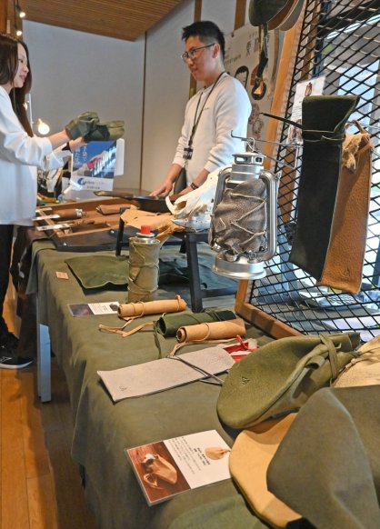 レガンが手がけたジビエレザー製品が並ぶ展示販売会＝香川県高松市、かがわ物産館「栗林庵」