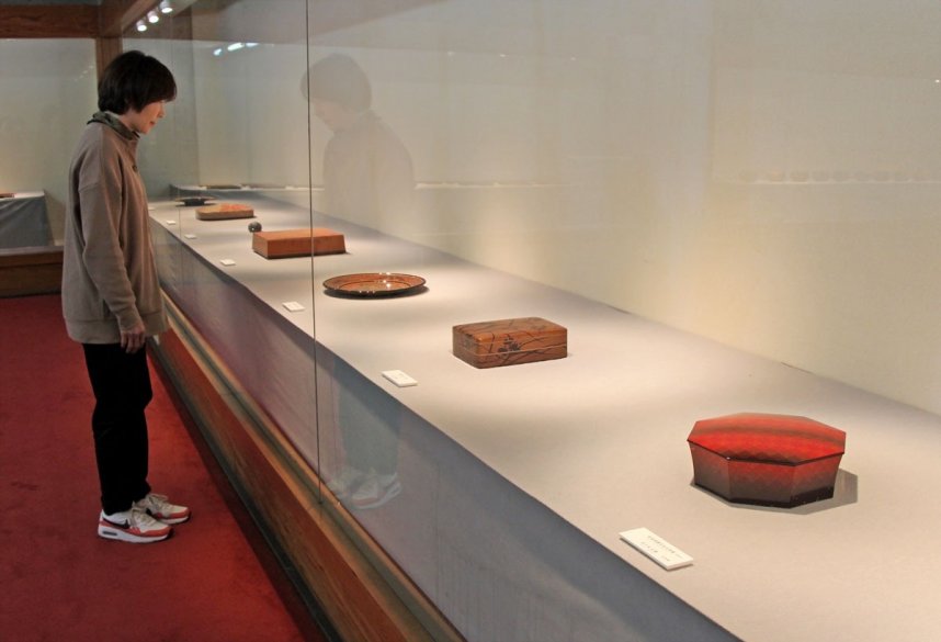 香川漆芸伝統の技法を生かした作品に見入る来場者＝香川県高松市番町、県漆芸研究所