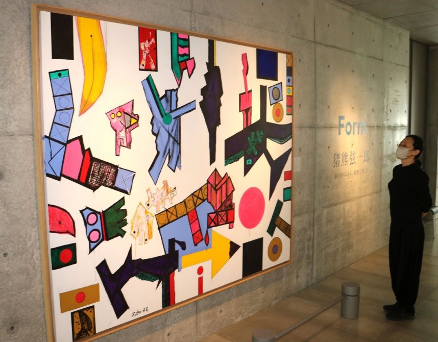 瀬戸芸に合わせて開催している猪熊作品の展覧会。春は形をテーマにした絵画が並ぶ＝香川県高松市屋島中町、四国村ギャラリー