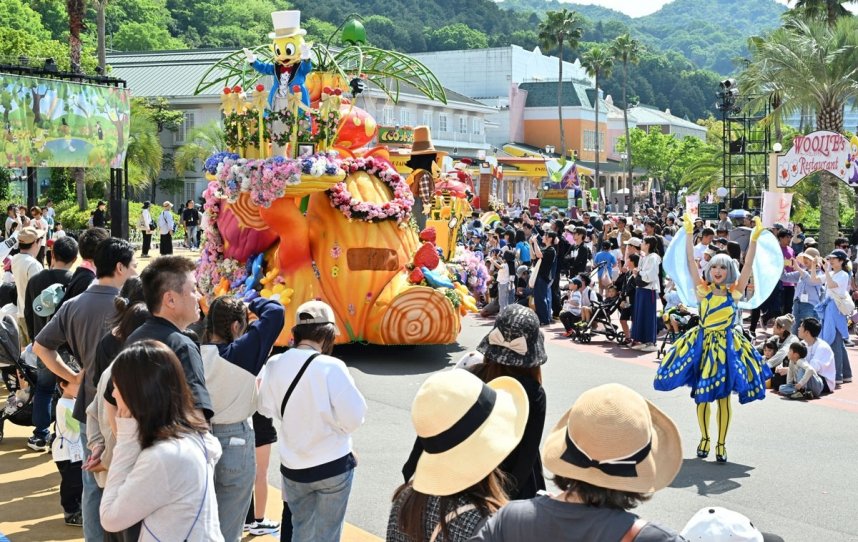 ニューレオマワールドのパレードに見入る多くの家族連れら＝２０２４年５月３日、香川県丸亀市綾歌町