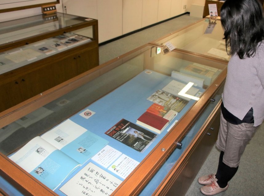 大江健三郎氏ら作家８人のサインが並ぶ展示＝香川県高松市昭和町、菊池寛記念館