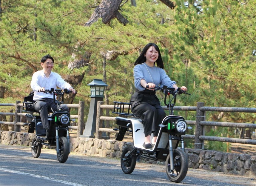 津田の松原の中を通る県道で乗車体験する説明会の参加者＝香川県さぬき市津田町