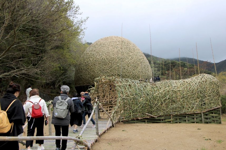 完成した「抱擁・小豆島」を鑑賞するお披露目会の参加者＝香川県小豆郡小豆島町中山