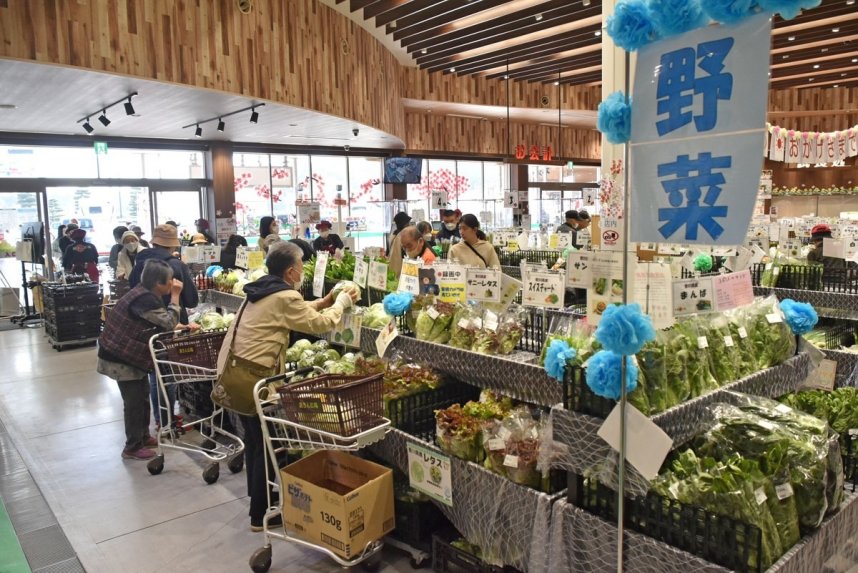 開店直後からにぎわう「讃さん広場」