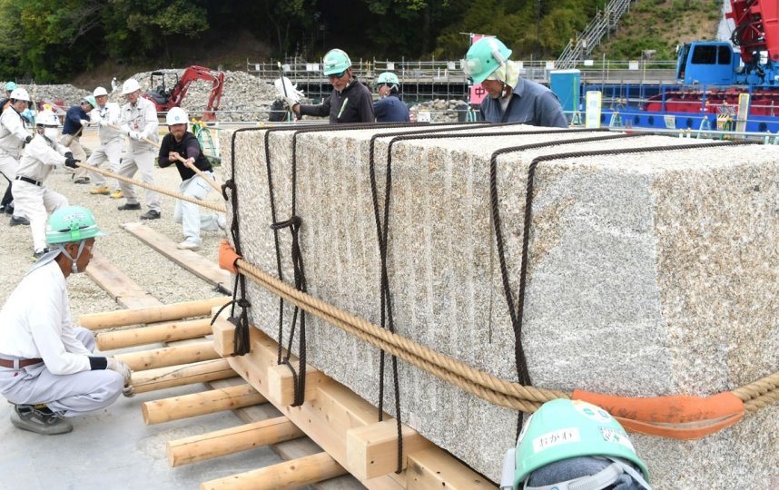 イベントに向け、石引きのテストを行う石工ら＝香川県丸亀市一番丁