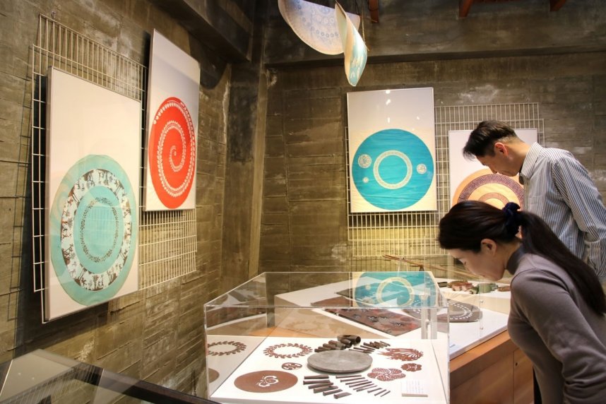 高松和傘の胴紙など職人の技を伝える展示品が並ぶ企画展＝香川県高松市亀水町、瀬戸内海歴史民俗資料館