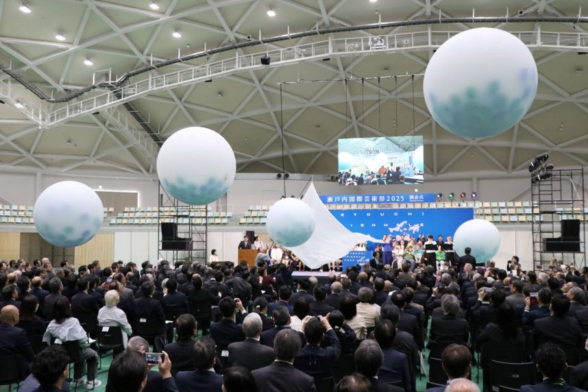 バルーンを使ったパフォーマンスが繰り広げられた開会式＝香川県高松市サンポート、あなぶきアリーナ香川