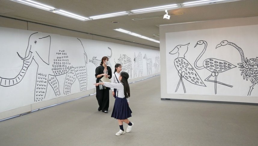 山口さんの作品「ＺＯＯ」を鑑賞する来場者＝香川県坂出市寿町、市民美術館
