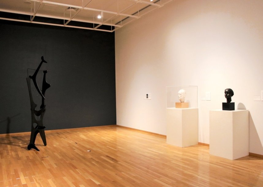 人の姿や形をテーマに集めたノグチの作品が並ぶ会場＝高松市玉藻町、県立ミュージアム