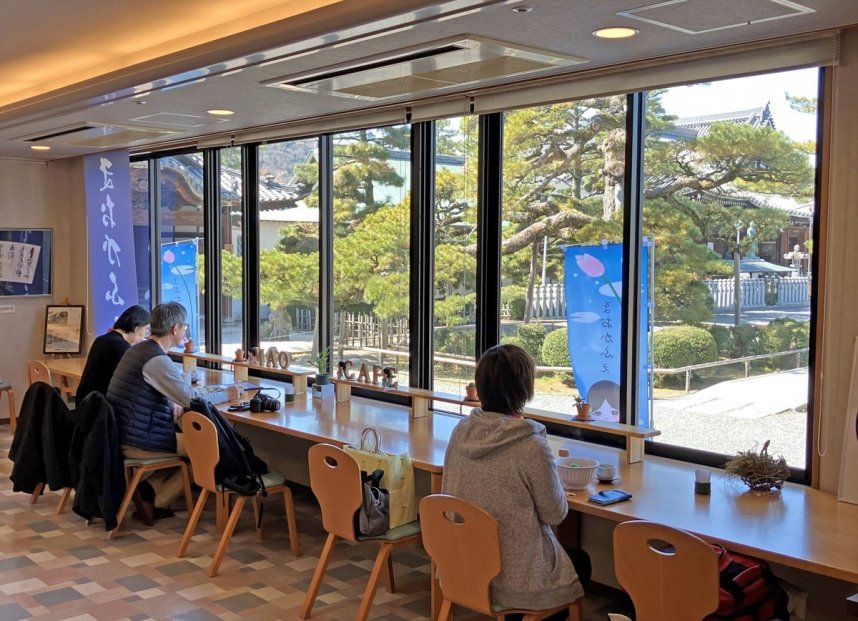 境内に本格オープンしたカフェ＝香川県善通寺市、総本山善通寺