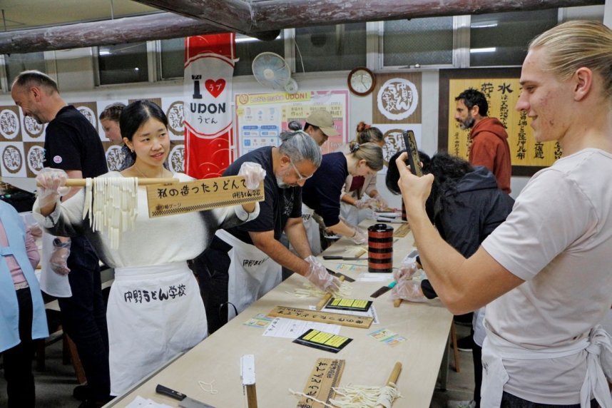 うどん打ちを楽しむ外国人たち＝香川県仲多度郡琴平町、中野うどん学校琴平校