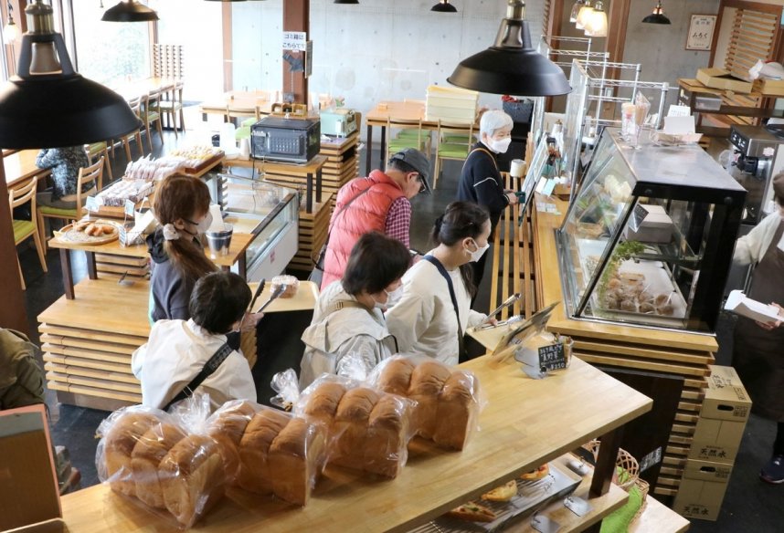 焼きたてのパンを求めてにぎわう店内