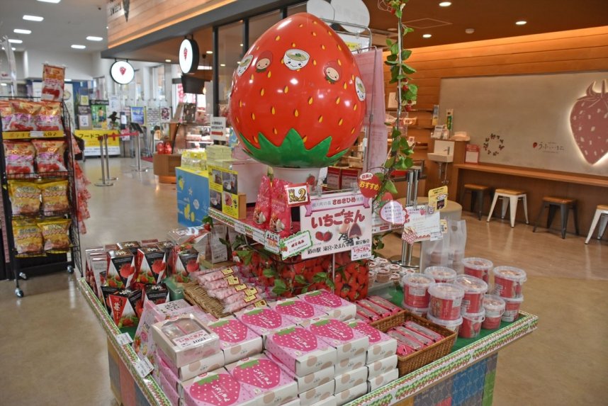 イチゴを使った菓子がずらりと並ぶ土産物ショップ