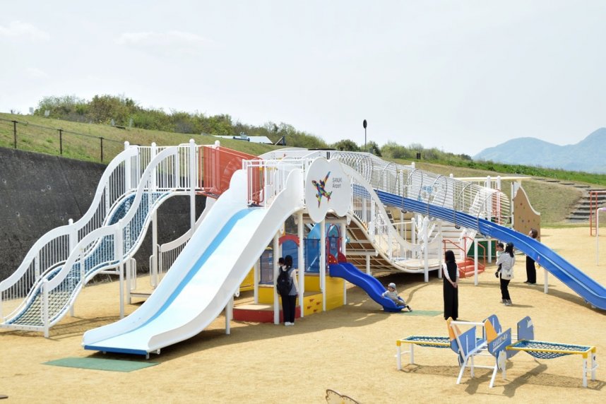 西ウイングエリアに新たに完成した木製アスレチックゾーン＝香川県高松市香南町、さぬきこどもの国