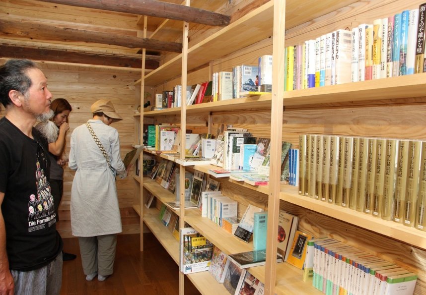 宿泊者限定で開放する「山の本屋　雨土」＝香川県東かがわ市五名
