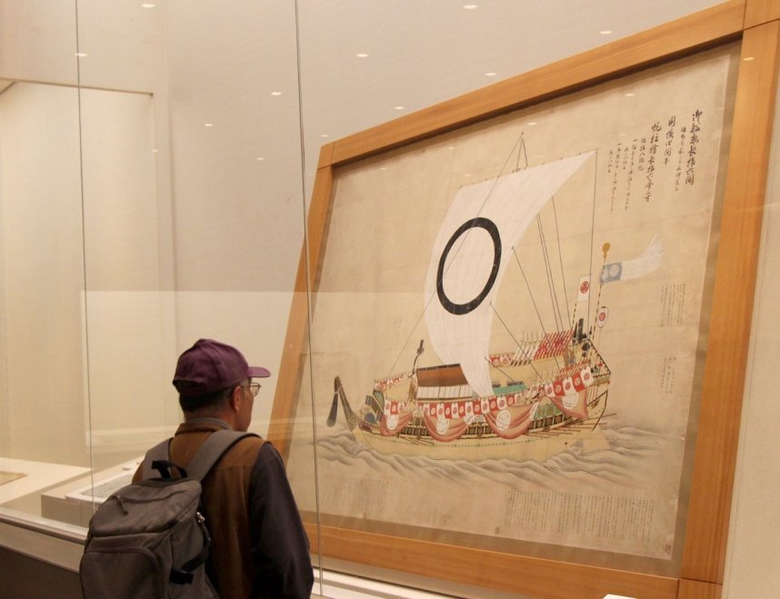 御座船「飛龍丸」の全体像や装飾を記録した絵図が並ぶ展示＝高松市玉藻町、県立ミュージアム