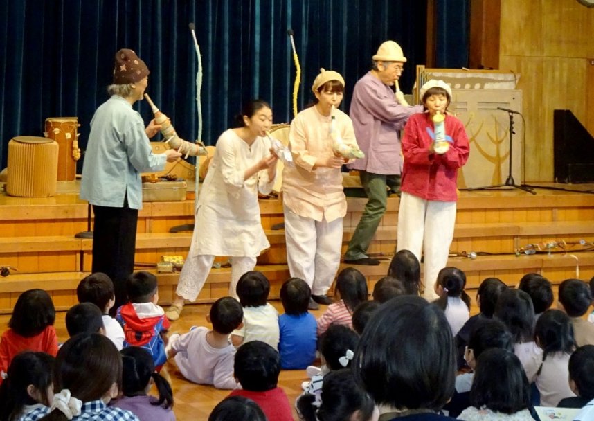 会場と一体となり、子どもたちに温かい演奏を届けている過去の公演