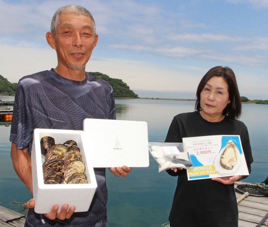 ２４日から直売を始めるアドミルクの「はじめてセット」＝香川県東かがわ市引田、安戸池