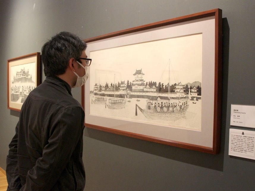 高松城や全国の有名な城を描いた版画が並ぶ作品展＝香川県高松市玉藻町、県立ミュージアム