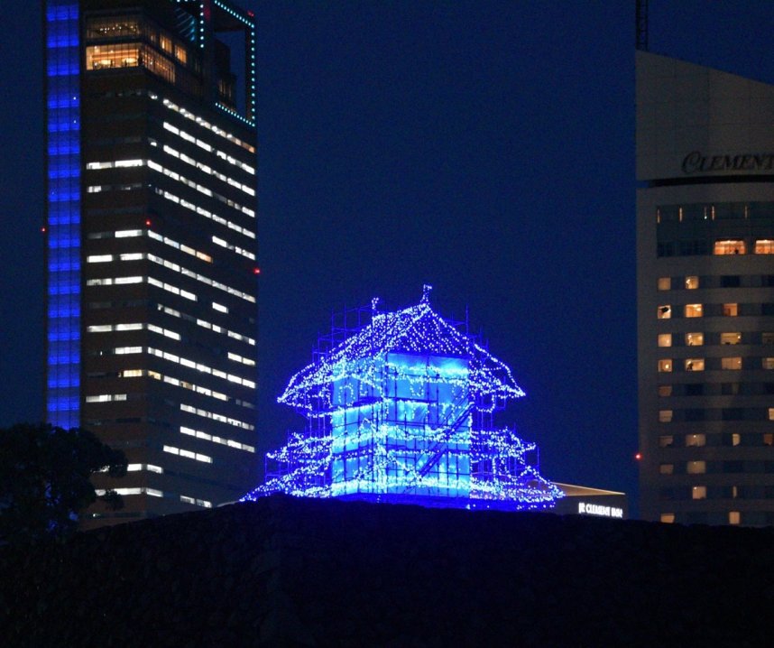夜空に天守のイルミネーションを浮かび上がらせた高松城祭り＝香川県高松市玉藻町、玉藻公園