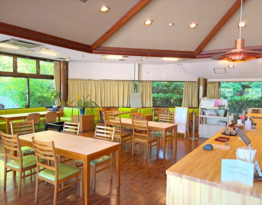 売店時代の家具を生かしたレトロな店内＝香川県高松市屋島東町