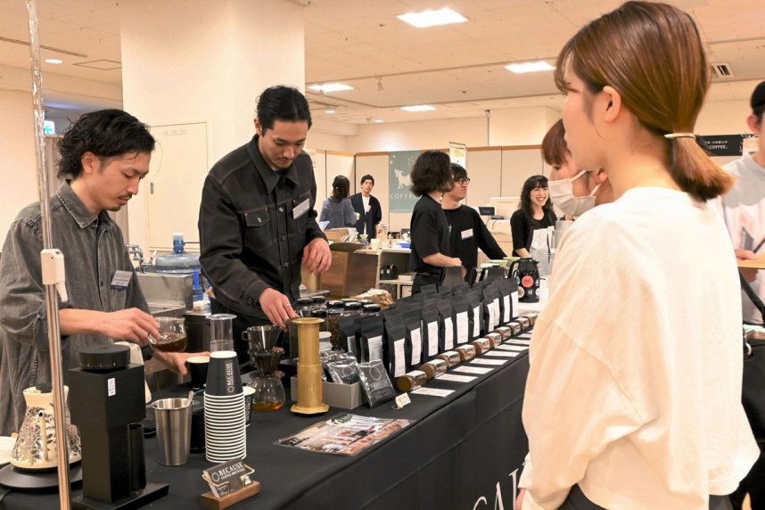 スペシャルティコーヒーの飲み比べを楽しむ来場者ら＝高松市内町、高松三越