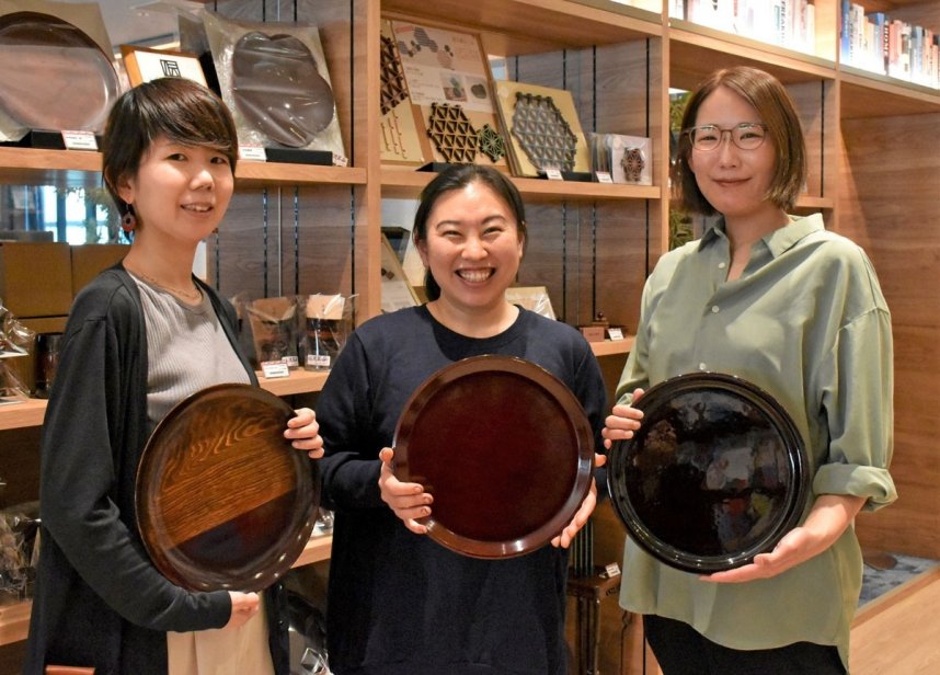 制作した漆器を手に後藤塗の魅力を語る（左から）高橋さん、後藤さん、土田さん＝香川県高松市浜ノ町