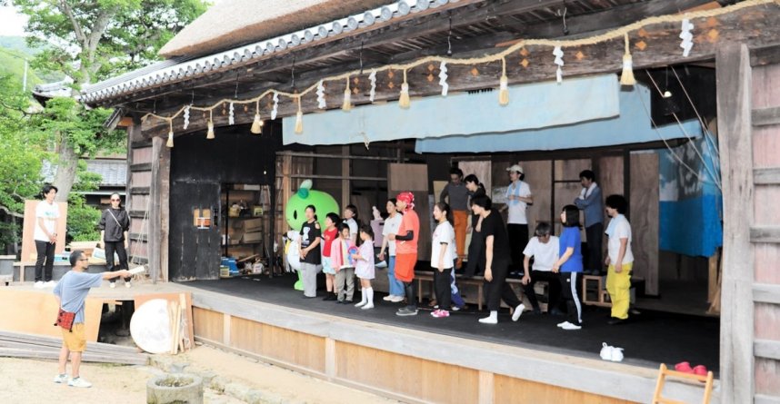 中山農村歌舞伎舞台で、せりふのタイミングや立ち位置などをチェックしながら稽古する出演者たち。手前左側は佐藤さん＝小豆島町中山