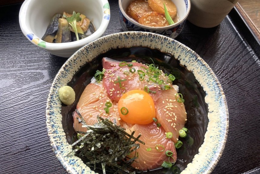 食堂で人気の「ハマチのづけ丼」