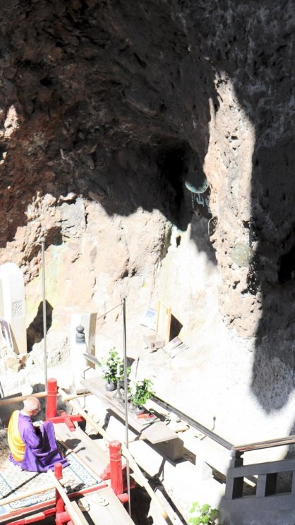 岩肌に差し込んだ光と影で荘厳な姿を現した「夏至観音」＝小豆島町坂手、洞雲山