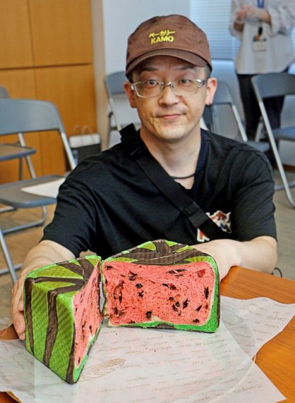 本物そっくりの「善通寺四角いスイカパン」を開発した加茂さん＝善通寺市役所