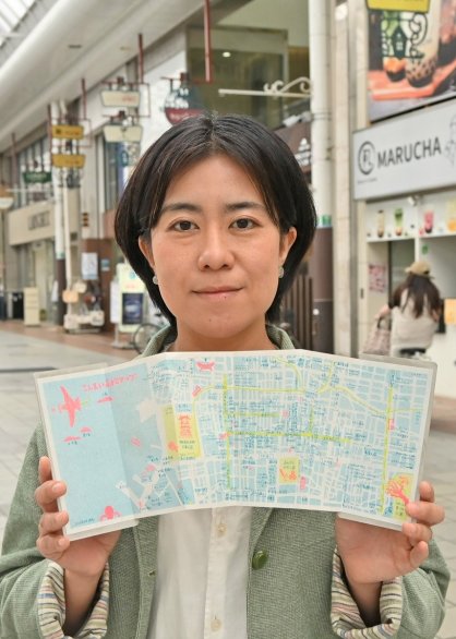 「こんまい高松マップ」と制作者の今井真衣子さん＝香川県高松市南新町
