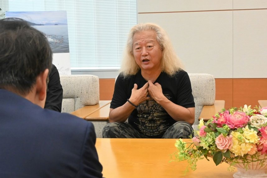 「多くの人にイベントを楽しんでほしい」と話すファンキー末吉さん＝県庁