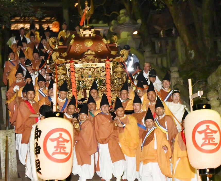 金刀比羅宮の例大祭の様子（資料）。特別参列者は、みこしの担ぎ手たちを先導するように歩く