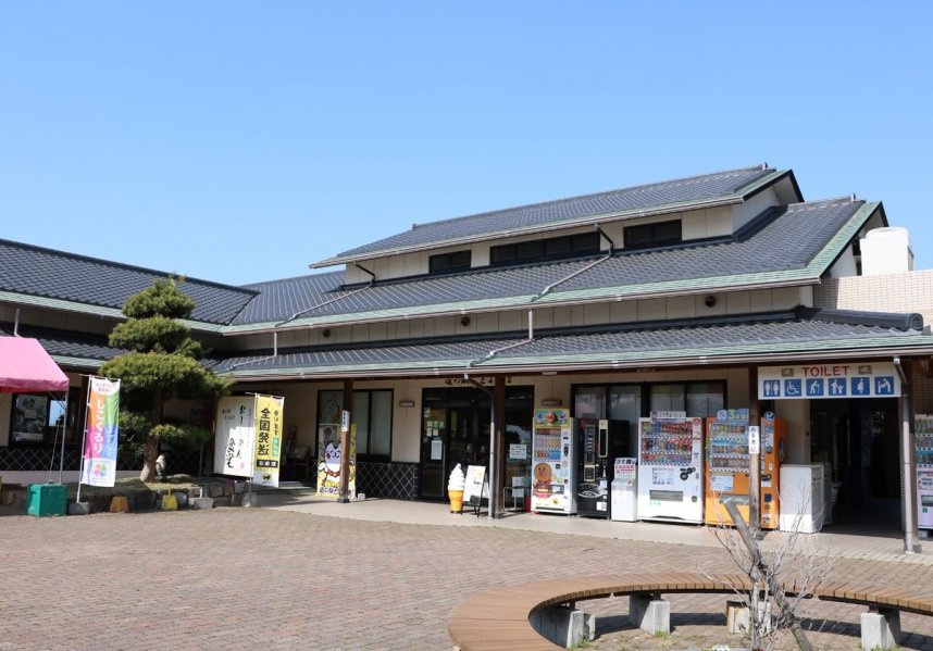 
愛媛との県境からすぐ。燧灘に面して立つ