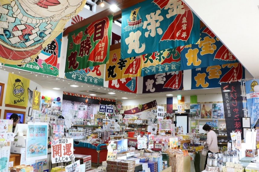 観音寺の産品がところ狭しと並ぶ売店