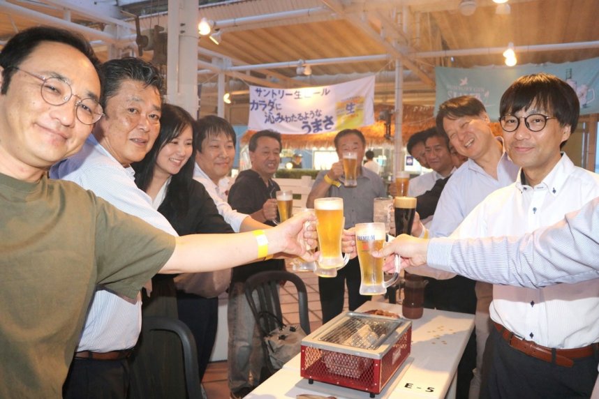 ビールで乾杯する来店客＝香川県高松市浜ノ町、ＪＲホテルクレメント高松