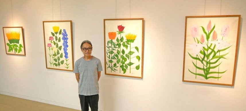 山口さんと新作のアクリル画４点＝香川県坂出市駒止町、かまどホール