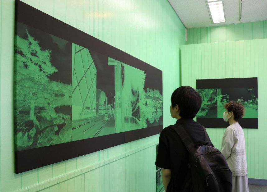 緑色の空間を創出したイェメツさんの個展＝高松市松島町