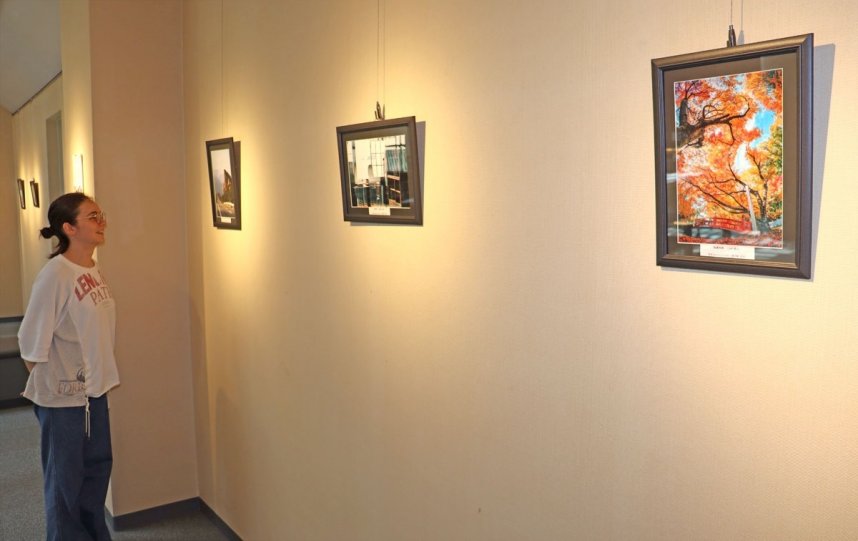 小豆島の絶景や名所を捉えたフォトコンテストの入賞作品が楽しめる写真展＝香川県小豆郡小豆島町西村、オリーブナビ小豆島
