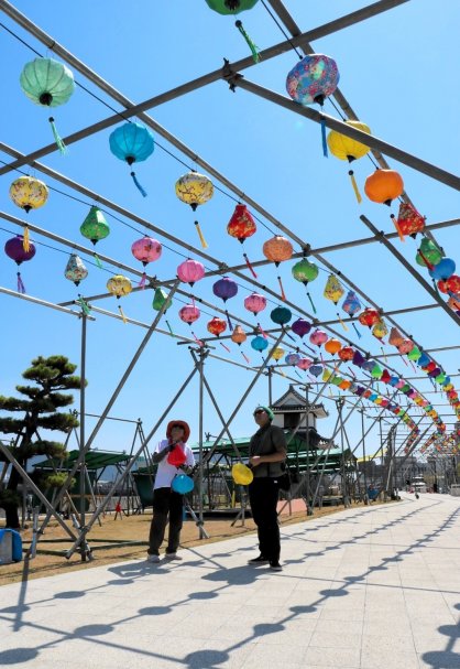 ベトナムの祭りをイメージしたランタンを設置する関係者＝香川県高松市