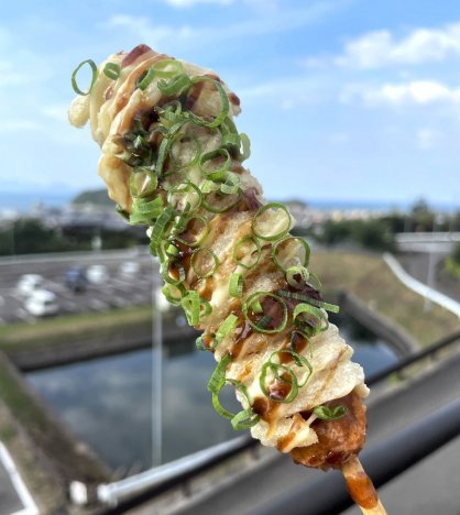 フランクフルトにうどんを巻き付けて揚げた「うどんフランくん」