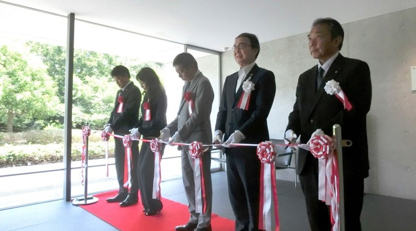 １６日にあった開展式のテープカットで開館２０周年を祝う関係者