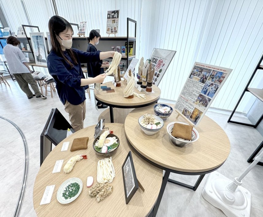 万博会場以外では初の公開となる「うどん手袋」などを集めた展示＝香川県東かがわ市湊、百十四銀行東かがわ営業部