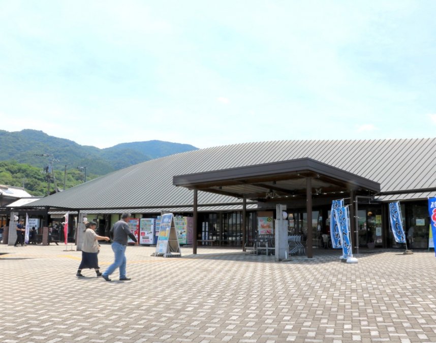 阿讃山脈をイメージした大屋根が特徴的な物産館