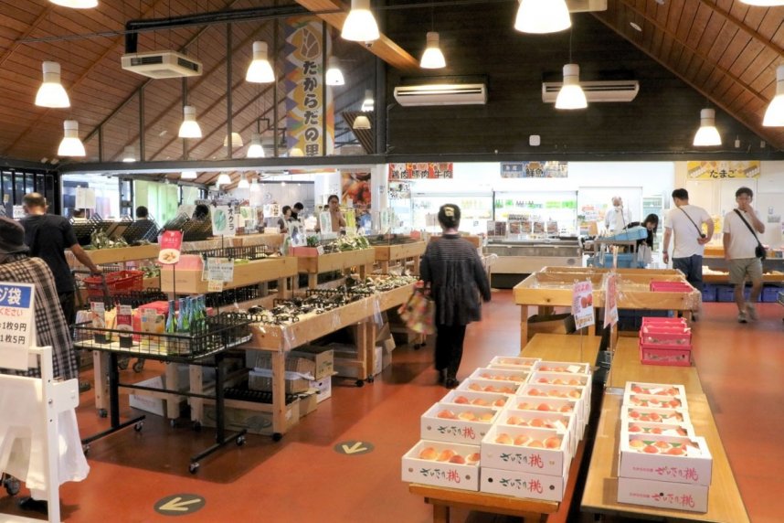 買い物客でにぎわう物産館内