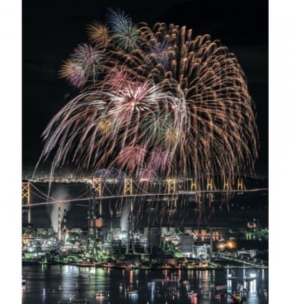 瀬戸大橋を背景に夜空を彩る海上花火大会（坂出市提供）