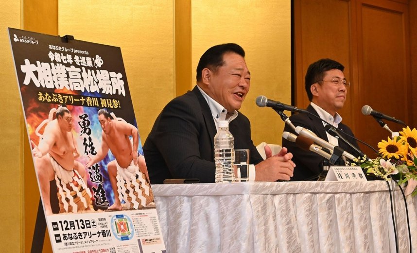 大相撲高松場所の魅力を語る枝川親方（左）＝香川県高松市内のホテル